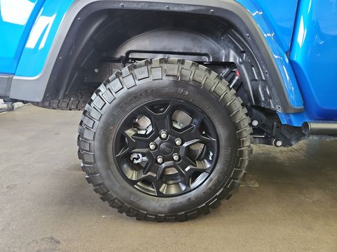 Used 2023 Jeep Gladiator Willys image 22