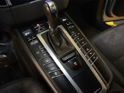 Used 2018 Porsche Macan image 23