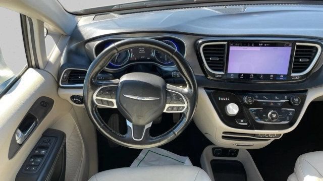 Used 2021 Chrysler Pacifica Touring-L FWD image 11