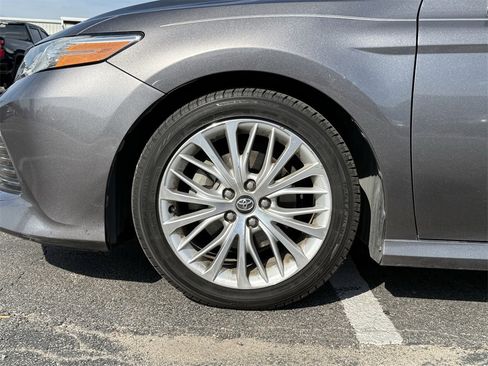 Used 2020 Toyota Camry XLE image 7