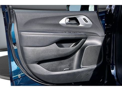 Used 2025 Chrysler Pacifica Limited FWD image 22
