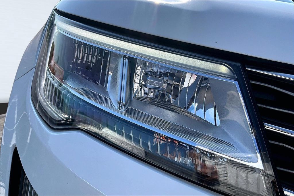 Used 2017 Ford Explorer XLT FWD image 30