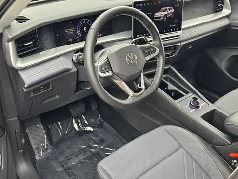 Certified 2026 Volkswagen Tiguan SE w/ Panoramic Sunroof Package FWD image 11
