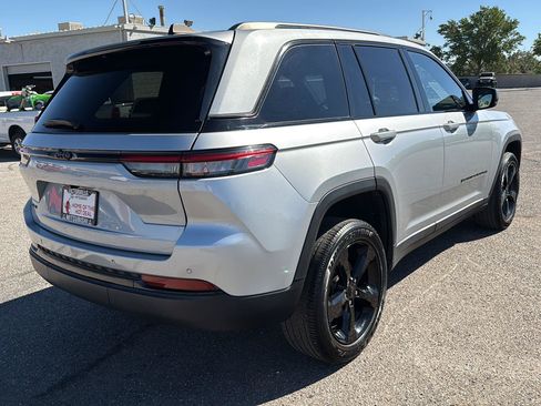 Used 2023 Jeep Grand Cherokee Altitude AWD/4WD image 7