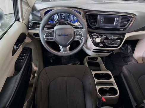 Used 2017 Chrysler Pacifica Touring w/ Tire & Wheel Group FWD image 3