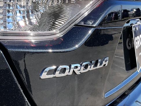 Used 2021 Toyota Corolla LE image 29