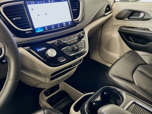 Used 2023 Chrysler Pacifica Touring-L image 25