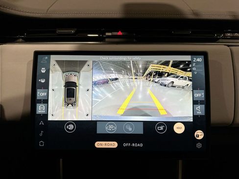 Used 2025 Land Rover Range Rover SV image 17