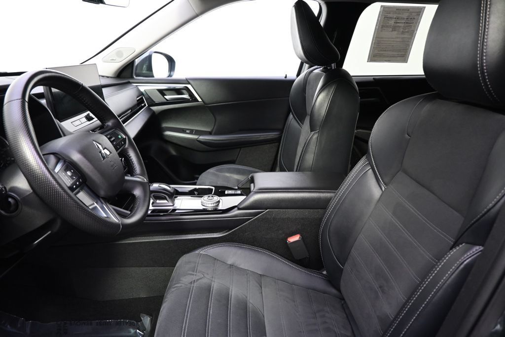 Used 2025 Mitsubishi Outlander SE AWD/4WD image 12