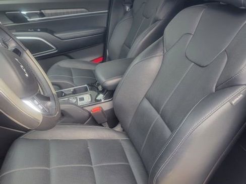 Used 2023 Kia Telluride EX w/ EX Captain's Chair Package image 10