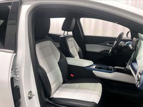 Used 2025 Chevrolet Equinox EV LT image 11