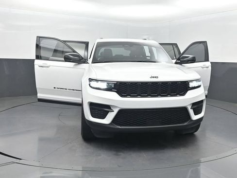 Used 2023 Jeep Grand Cherokee Altitude RWD image 35