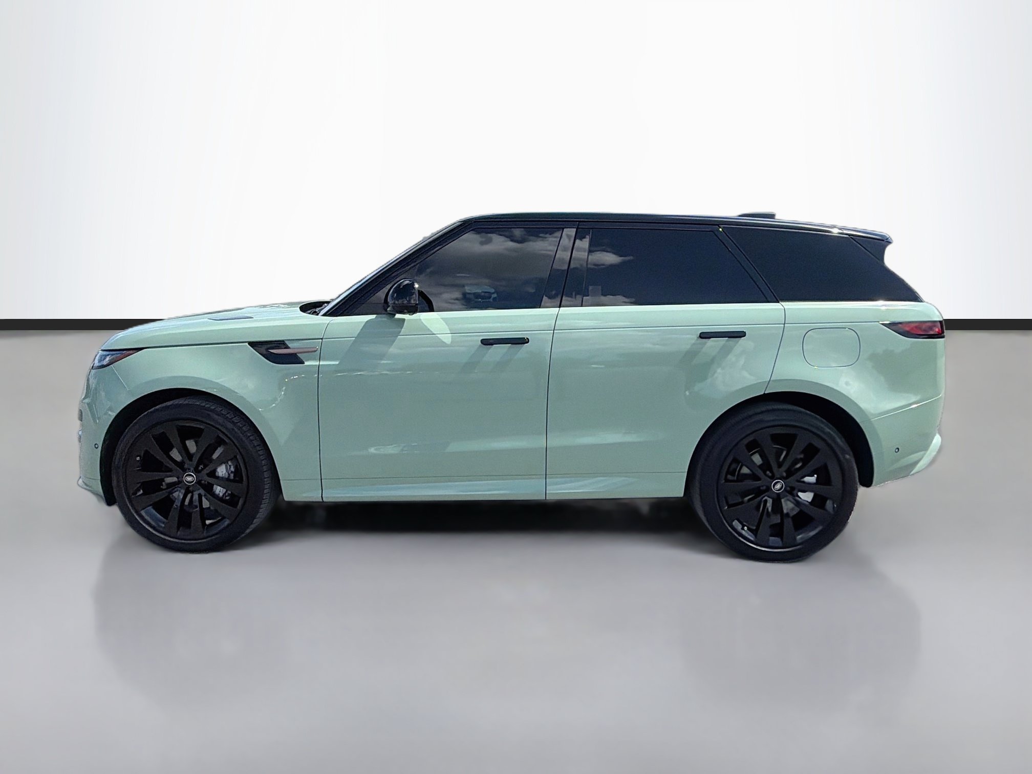 Used 2025 Land Rover Range Rover Sport Dynamic SE AWD/4WD image 2