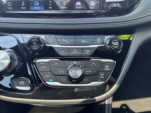 Used 2023 Chrysler Pacifica Limited w/ Uconnect Theater Family Group FWD image 27