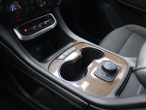 Certified 2021 GMC Acadia SLE image 22