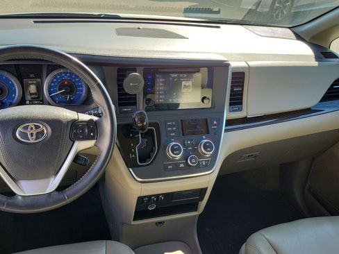 Used 2017 Toyota Sienna XLE Premium image 20