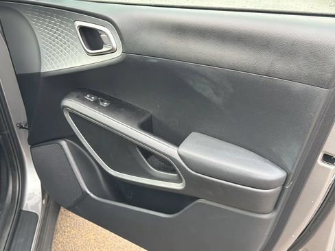 Used 2025 Kia Soul LX w/ LX Technology Package FWD image 14