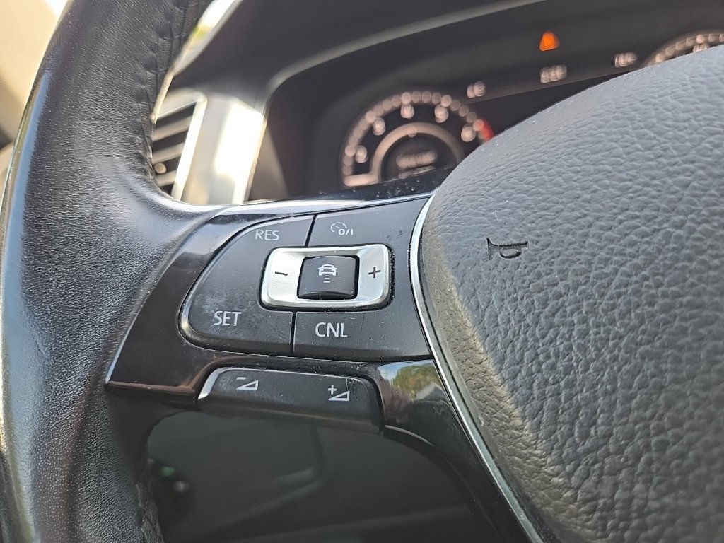 Used 2018 Volkswagen Tiguan SEL Premium AWD/4WD image 17