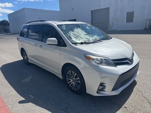 Used 2020 Toyota Sienna XLE w/ XLE Navigation Package image 7