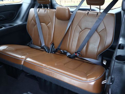 Used 2018 Chrysler Pacifica Limited image 22