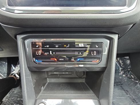 Used 2023 Volkswagen Tiguan SE w/ Panoramic Sunroof Package FWD image 22