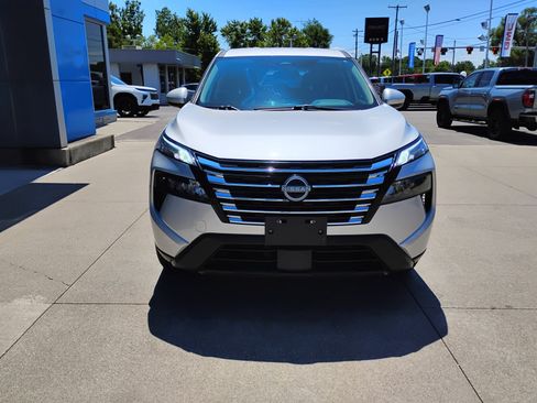 Used 2025 Nissan Rogue SV AWD/4WD image 14