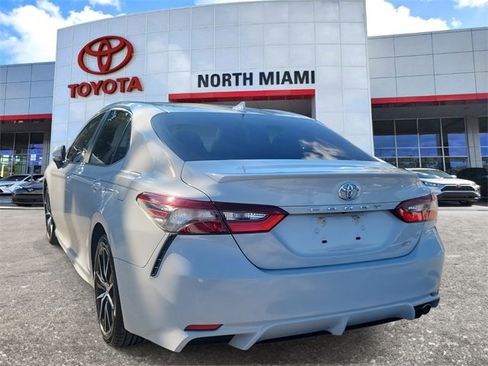 Used 2022 Toyota Camry SE image 3