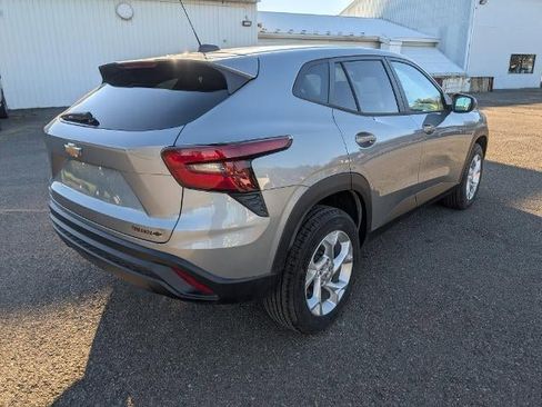 Used 2024 Chevrolet Trax LS w/ LS Convenience Package image 6