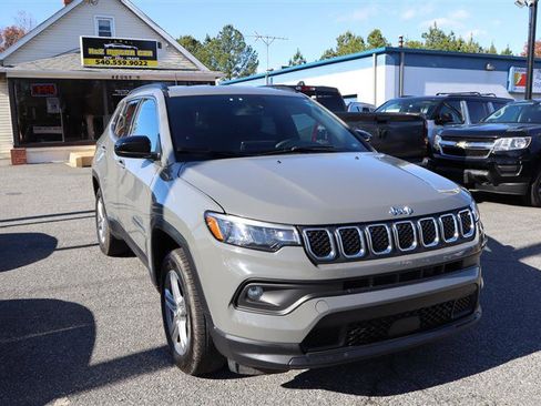 Used 2024 Jeep Compass Latitude image 3