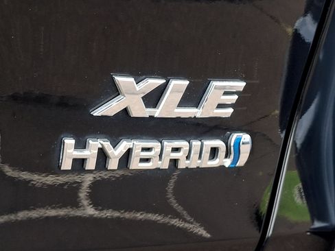 Used 2021 Toyota RAV4 XLE AWD/4WD image 32