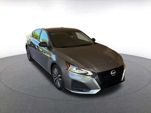 Used 2025 Nissan Altima 2.5 SV FWD image 3