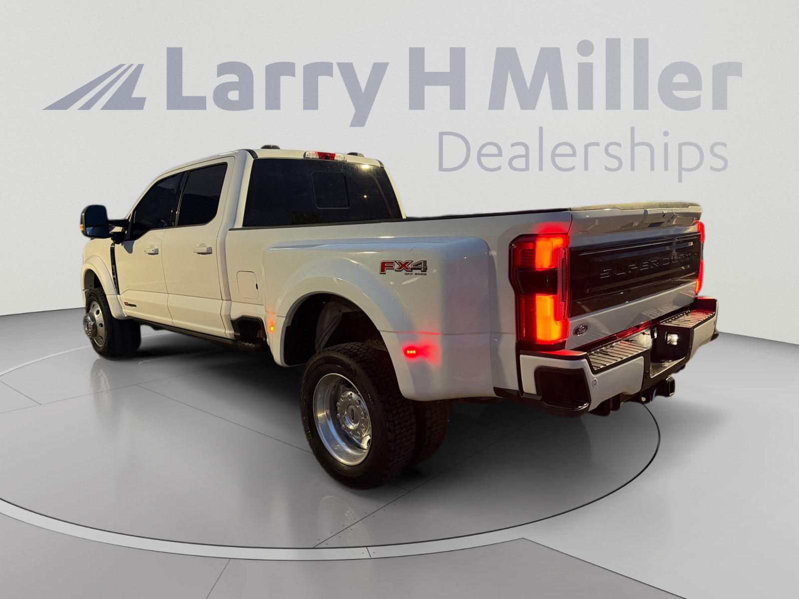 Used 2026 Ford F450 Platinum w/ FX4 Off-Road Package AWD/4WD image 3