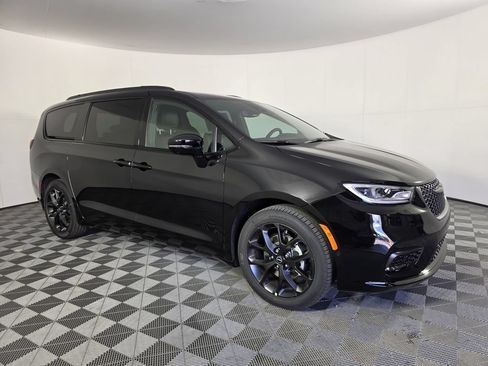 New 2026 Chrysler Pacifica Select w/ S Appearance Package FWD image 2
