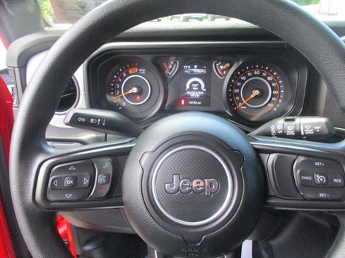 Used 2025 Jeep Wrangler Sport AWD/4WD image 18