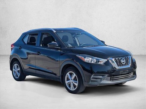 Used 2019 Nissan Kicks S image 3