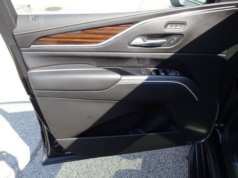 Used 2022 Cadillac Escalade ESV Premium Luxury AWD/4WD image 13
