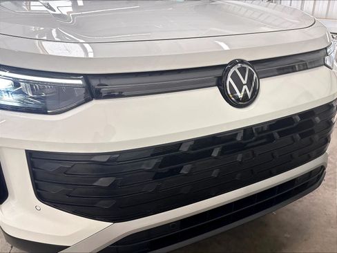 Certified 2026 Volkswagen Tiguan SE w/ Panoramic Sunroof Package AWD/4WD image 35