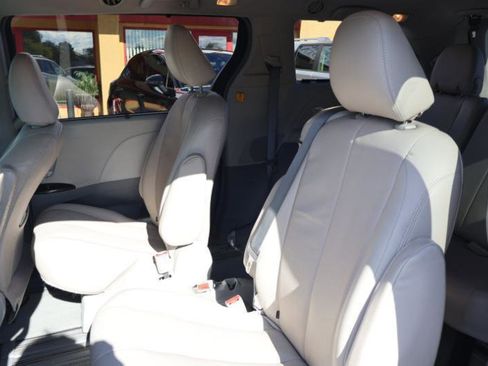 Used 2013 Toyota Sienna LE w/ Towing Pkg FWD image 19