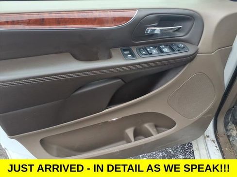 Used 2014 Chrysler Town & Country Touring-L w/ Driver Convenience Group image 15