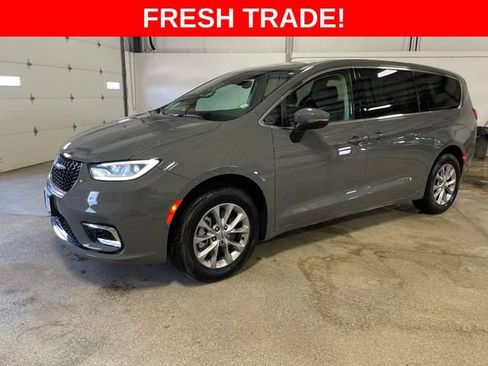 Used 2023 Chrysler Pacifica Touring-L AWD/4WD image 1