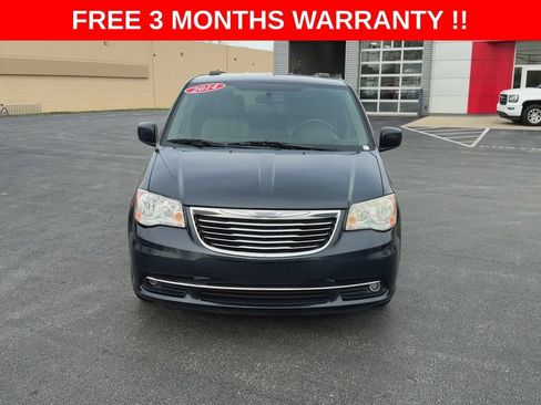 Used 2014 Chrysler Town & Country Touring image 3