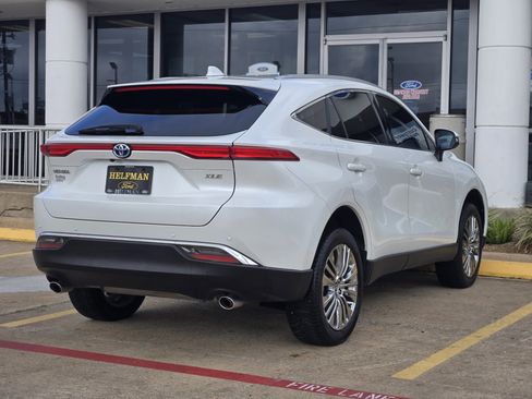 Used 2024 Toyota Venza XLE image 3