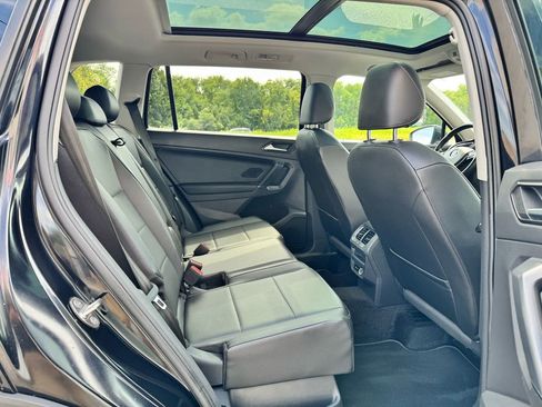 Used 2018 Volkswagen Tiguan SE w/ Panoramic Sunroof Package image 34