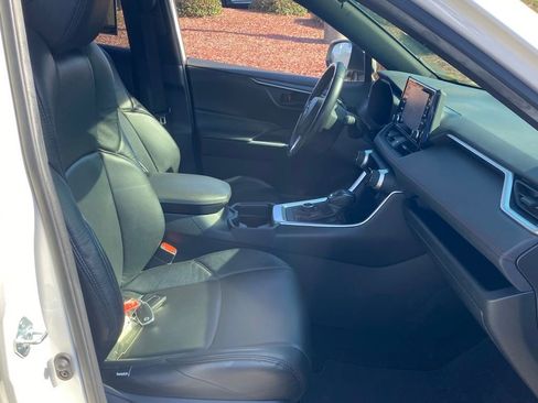 Used 2021 Toyota RAV4 SE image 18