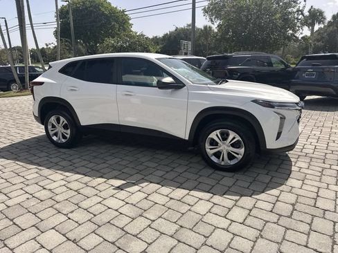 Used 2025 Chevrolet Trax LS FWD image 15