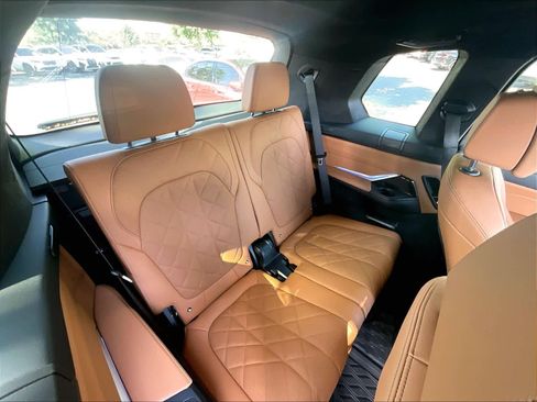 Used 2023 BMW X7 xDrive40i w/ M Sport Package AWD/4WD image 28