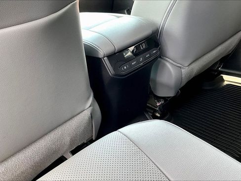 Used 2024 Toyota Highlander Limited image 35