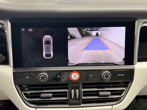 Certified 2026 Porsche Macan AWD/4WD image 32