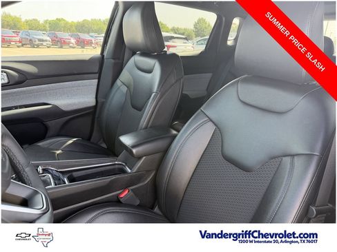 Used 2025 Jeep Compass Latitude w/ Sun & Sound Group AWD/4WD image 23
