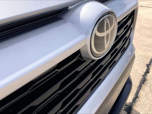 Used 2025 Toyota RAV4 XLE FWD image 30
